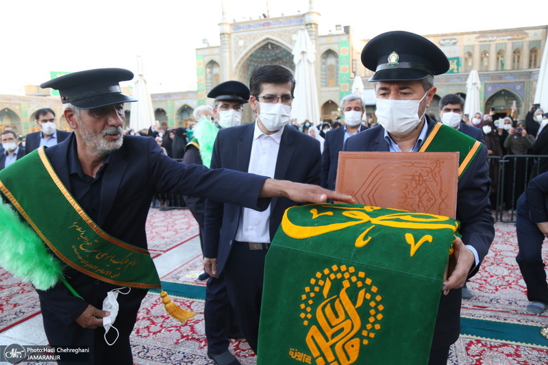 آیین تعویض پرچم گنبد حرم حضرت معصومه(س) و آغاز دهه کرامت
