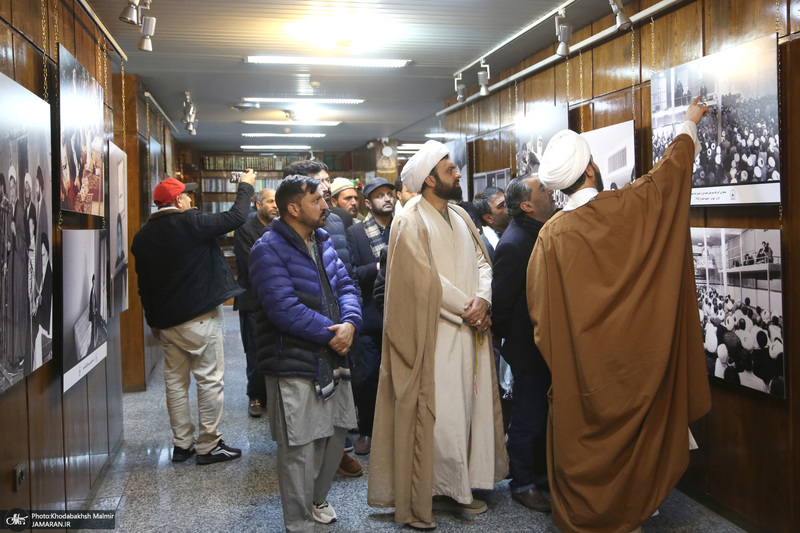 بازدید جمعی از گردشگران کشور پاکستان از بیت امام خمینی از جماران