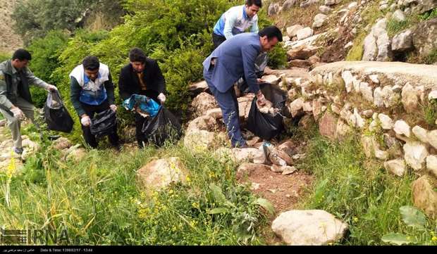 منطقه تفریحی گردو در اراک از پسماند پاکسازی شد