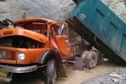 کشته شدن دو نفر بر اثر سقوط کامیون به دره در جاده آلاشت