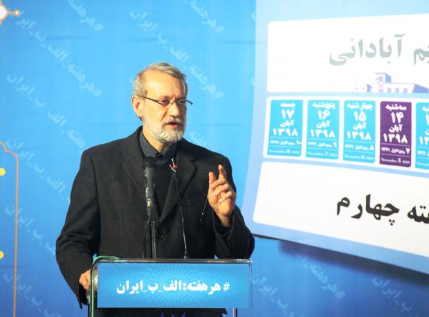 لاریجانی: تمرکز همه باید بر روی آبادانی کشور باشد