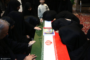 اقامه نمازسید حسن خمینی  بر پیکر شهید حیدری در حرم مطهر امام خمینی (س)