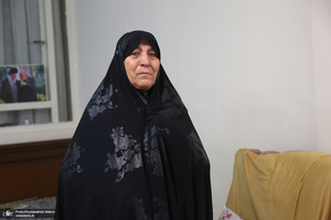 حضور سید احمد خمینی در منزل شهید مصطفی عزیزی در شهر بروجرد