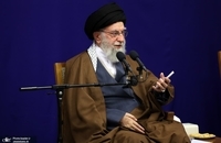 دیدار دست‌اندرکاران همایش بین‌المللی علامه میرزای نائینی با رهبری (12)