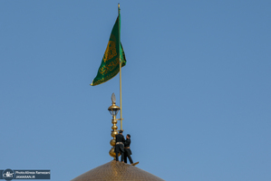 تعويض پرچم گنبد امام رضا (ع)