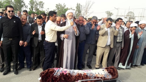پیکر خبرنگار فقید سیمای مرکز خوزستان در ماهشهر به خاک سپرده شد