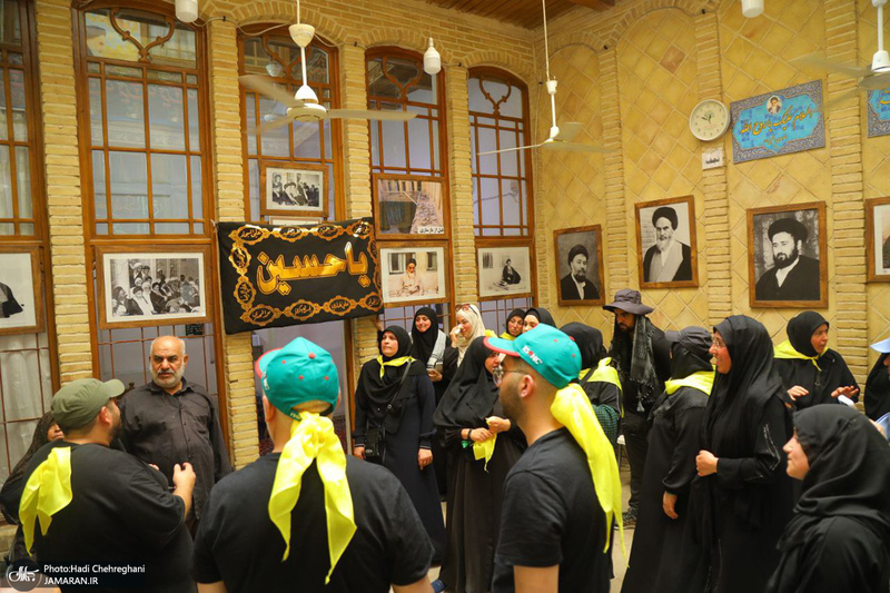 حضور زائران در بیت تاریخی حضرت امام در نجف در روزهای منتهی به اربعین