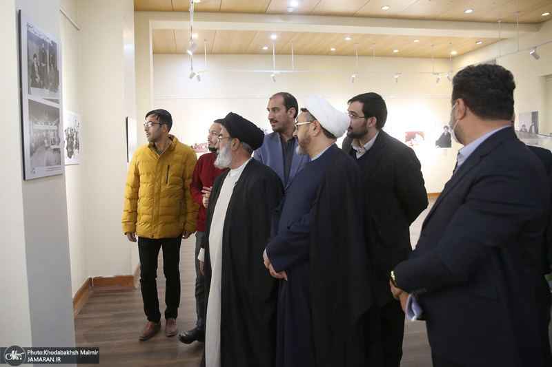 بازدید رئیس موسسه تنظیم و نشر آثار امام خمینی (س) از نمایشگاه عکس «امام دل‌ها‎»  و گذر فرهنگی هفته بر آستان آفتاب