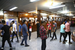 بازدید جمعی از دانش آموزان و مهمانان خارجی از بیت امام خمینی (س) در جماران