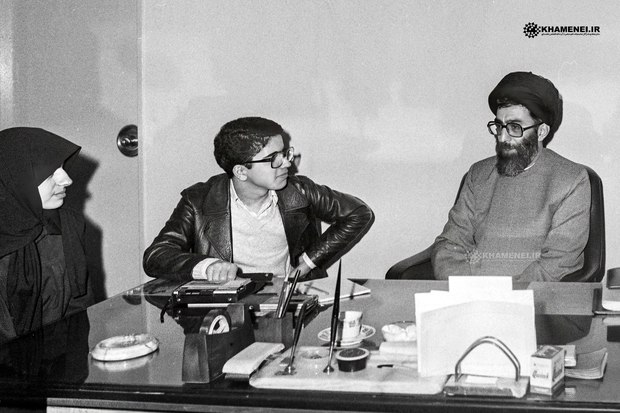 شوخی شهید سلیمانی با خبرنگار صداوسیما در عملیات آزادسازی بوکمال/ داری با من مصاحبه‌ می‌کنی؟! شیطنت می‌کنی!