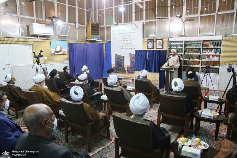 رونمایی از کتاب های «المکاسب المحرمه» و«ملحق العروه الوثقی» تالیف آیت الله العظمی صانعی(ره)