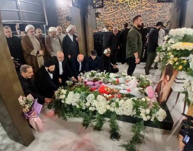 السید علی الخمینی یزور عائلة الشهید نصرالله ویزور مرقده الطاهر