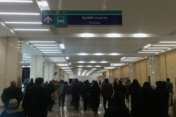 استقبال زیاد راهپیمایان اصفهانی از قطار شهری