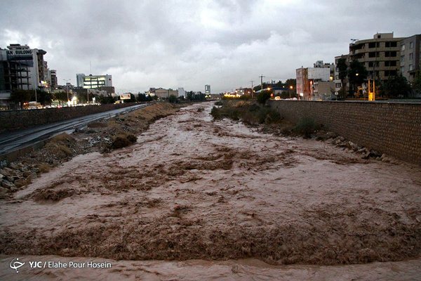 شهروندان و مسافران نوروزی شیراز خیابان های مجاور رودخانه خشک را تخلیه کنند