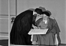 ما الألفاظ التی استخدمها الإمام الخمینی فی وصف آیة الله الخامنئی فی حکم تنفیذ رئاسته للجمهوریة؟
