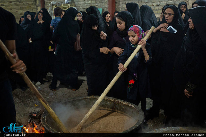 تهیه آش امام حسین(ع) در روستای رحمت‌آباد یزد