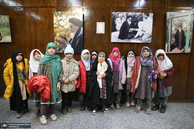 بازدید جمعی از دانش آموزان از بیت امام خمینی (س) در جماران