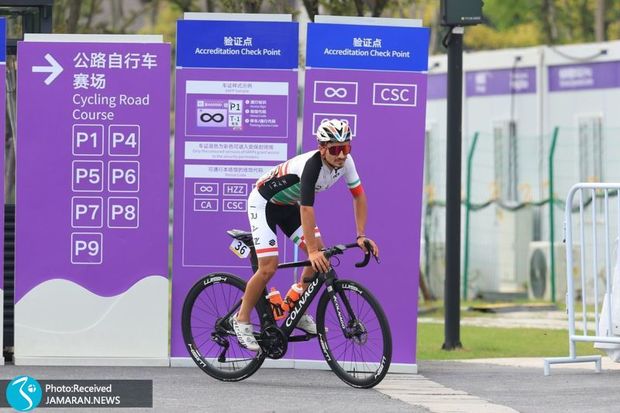 ویدیو| کمک گرفتن دوچرخه سوار از ون خبرنگاران برای جانماندن از کورس!