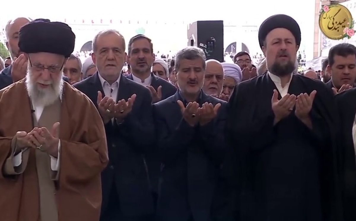 صف اول مراسم اقامه نماز عید سعید فطر به امامت رهبر انقلاب + فیلم