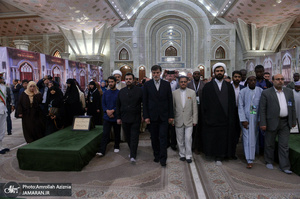 ادای احترام شرکت‌کنندگان در مسابقات بین‌المللی قرآن کریم نسبت به امام خمینی(س)