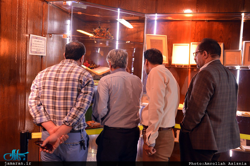 بازدید جمعی از کار کنان حرم امام(س) از حسینیه جماران