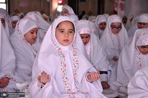 جشن عبادت جمعی از دانش آموزان منطقه 19 شهر تهران در جوار حرم امام خمینی(س)