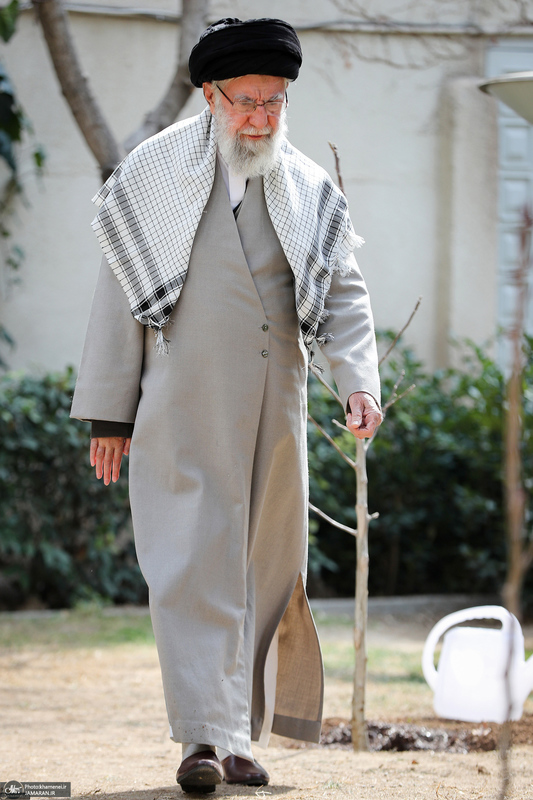 کاشت نهال در روز درختکاری توسط رهبر معظم انقلاب