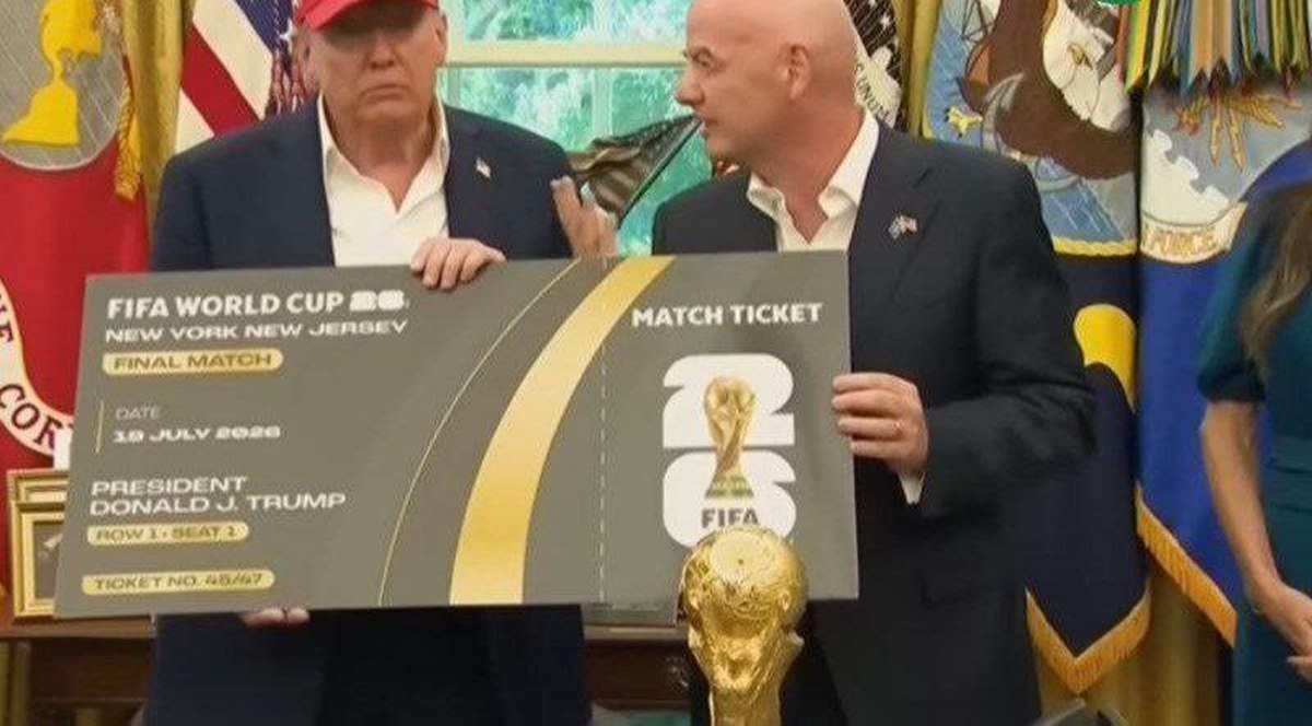 ترامپ اولین بلیط رسمی فینال جام جهانی ۲۰۲۶ را دریافت کرد + عکس