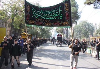 ندای لبیک یا حسین مردم بروجرد در روز عاشورا طنین انداز شد