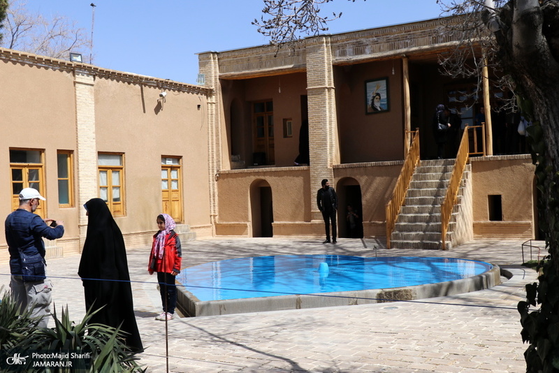 بازدید مسافران نوروزی از بیت تاریخی حضرت امام خمینی (س) در خمین