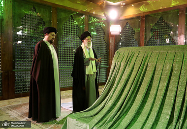 حضور رهبر معظم انقلاب در حرم امام خمینی(س)