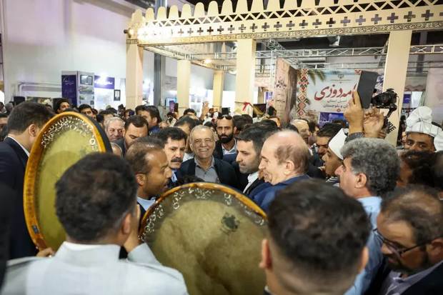 پزشکیان: روستاییان و عشایر سرمایه‌های بی‌بدیل کشور هستند؛ تأکید بر نقش تولیدکنندگان در تأمین نیازهای مردم / دولت در کنار روستاییان و عشایر برای حل مشکلات و رفع نیازها