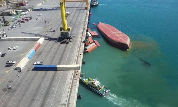 14 سرنشین کشتی واژگون شده در بندر شهید رجایی نجات یافتند