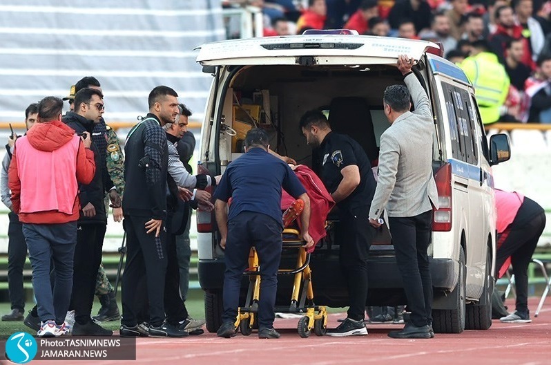 عکس| اتفاق عجیب در لیگ دسته ۳؛ انتقال مصدوم با پراید به جای آمبولانس!