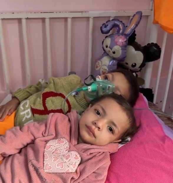 فتحی و دینا؛ دو کودک غزه‌ای که در میان جنگ و بیماری در سکوت با مرگ دست و پنجه نرم می‌کنند + عکس