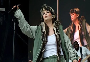 بیهوشی خواننده پاپ روی صحنه