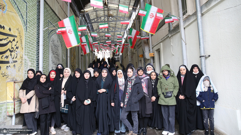 بازدید جمعی از دانش آموزان از بیت امام خمینی (س) در جماران 1