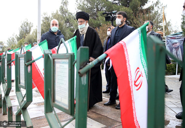 حضور رهبر معظم انقلاب بر مزار دو شهید حادثه هواپیمای اوکراینی + عکس