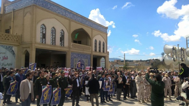 نمازگزاران ایلام حمایتشان از سپاه پاسداران را به نمایش گذاشتند