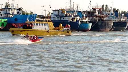 نجات 12سرنشین یک قایق تفریحی در رودخانه کارون