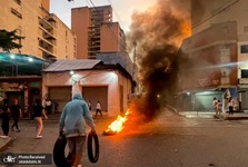 در ونزوئلا چه خبر است؟/ معترضان ناامید نمی  شوند، مادورو زندان جدید می   سازد