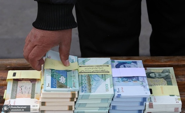 ذاکری، کارشناس اقتصادی: درآمد 92 هزارمیلیارد تومانی 14 بانک خصوصی از محل دریافت کارمزد/ تراکنش مستاجرین تهران سالانه ۶۰ میلیاردتومان درآمد برای بانک‌ها ایجاد می کند/ با این توجیه که بیشترین تراکنشها خرد است، بیشترین درآمد را از نقل و انتقالات خرد می گیرند