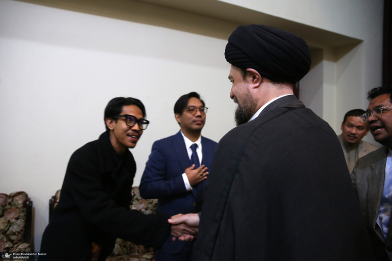 دیدار جمعی از اساتید ودانشجویان کشور تایلند با سید حسن خمینی