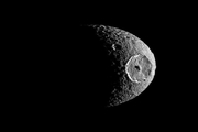 انتشار تصاویر کوچک‌ترین قمر زحل از سوی ناسا
