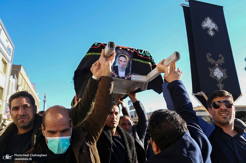 مراسم تشییع مرحوم حاج عیسی جعفری خادم امام خمینی (ره) در حرم حضرت معصومه (س)