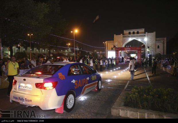 رقابت اتومبیلرانان رالی خاورمیانه در شیراز آغاز شد