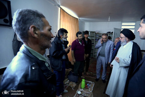 حضور آیت الله نورمفیدی در  محل اسکان موقت سیل زدگان