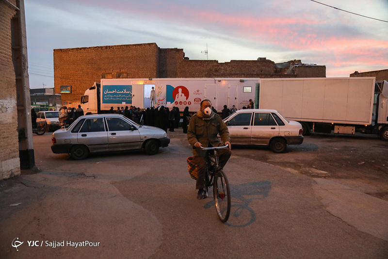 ویزیت رایگان مردم جهت پیشگیری از کرونا در مناطق محروم قم + تصاویر