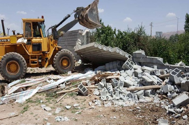ساخت و ساز غیرمجاز در 3 هکتار زمین زراعی ارومیه تخریب شد