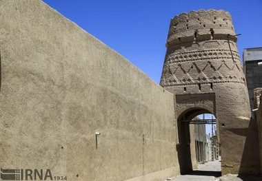 ساخت و ساز در حریم خانه تاریخی بهادرالملک بردسیر ادامه دارد